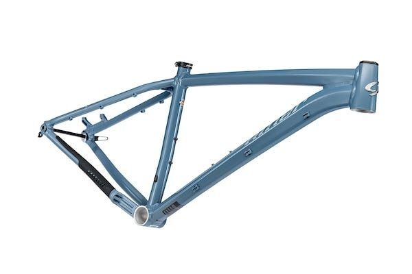 Cuadro de bicicleta de montaña azul visto de perfil sobre fondo blanco