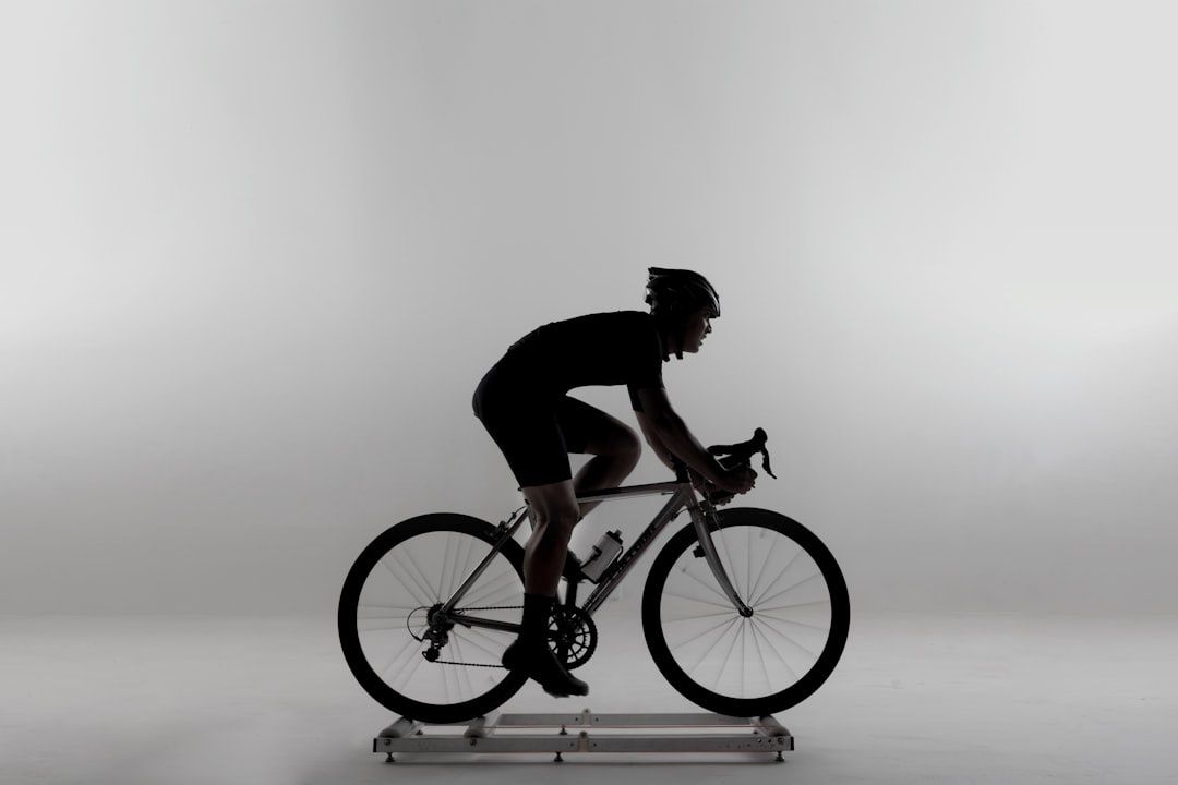 Ciclista sobre una bicicleta de carretera en un rodillo de medición